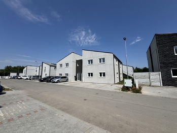pohled na dům - Pronájem bytu 4+kk v osobním vlastnictví 83 m², Bdeněves