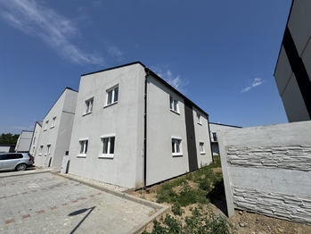 pohled na dům - Pronájem bytu 4+kk v osobním vlastnictví 83 m², Bdeněves