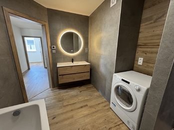 koupelna - Pronájem bytu 4+kk v osobním vlastnictví 83 m², Bdeněves
