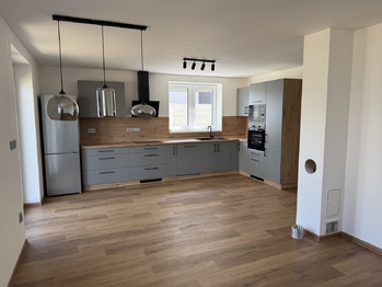 pokoj s kk - Pronájem bytu 4+kk v osobním vlastnictví 83 m², Bdeněves