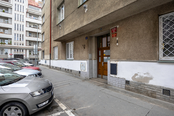 Vstup do domu - Pronájem bytu 1+1 v osobním vlastnictví 46 m², Praha 3 - Žižkov