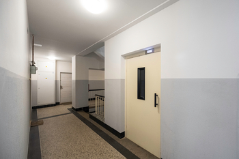 Chodba v domě - Pronájem bytu 1+1 v osobním vlastnictví 46 m², Praha 3 - Žižkov