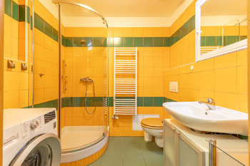 Koupelna s WC - Prodej bytu 1+kk v osobním vlastnictví 31 m², Praha 10 - Záběhlice