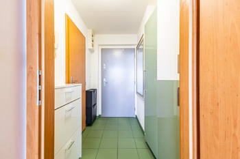 Předsíň - Prodej bytu 1+kk v osobním vlastnictví 31 m², Praha 10 - Záběhlice