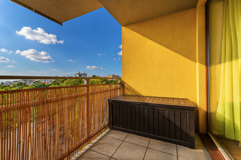 Lodžie se západní orientací - Prodej bytu 1+kk v osobním vlastnictví 31 m², Praha 10 - Záběhlice