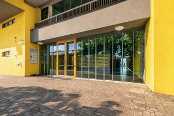 Vstup do domu - Prodej bytu 1+kk v osobním vlastnictví 31 m², Praha 10 - Záběhlice