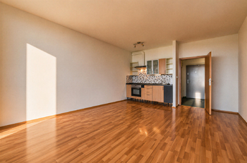 Obývací pokoj s kuchyňským koutem - Prodej bytu 1+kk v osobním vlastnictví 31 m², Praha 10 - Záběhlice