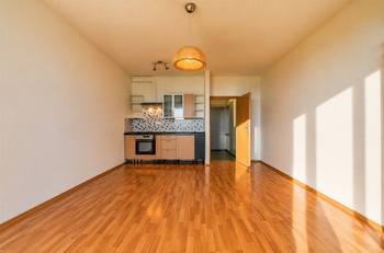Obývací pokoj s kuchyňským koutem - Prodej bytu 1+kk v osobním vlastnictví 31 m², Praha 10 - Záběhlice