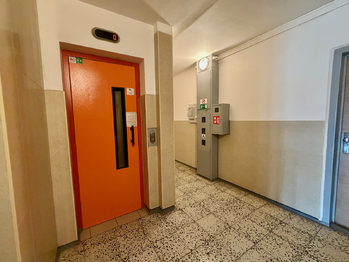 Chodba s výtahem - Pronájem bytu 2+kk v osobním vlastnictví 42 m², Praha 6 - Řepy