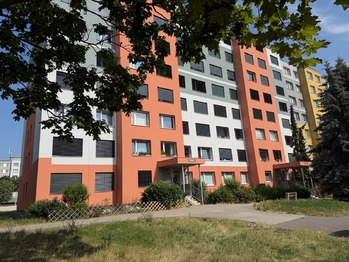 Pohled na dům  - Pronájem bytu 2+kk v osobním vlastnictví 42 m², Praha 6 - Řepy