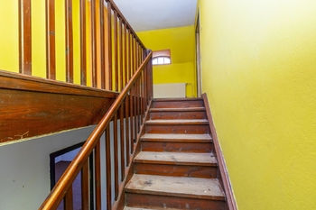 Schodiště do patra - Prodej domu 152 m², Hoštka