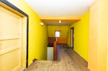 Chodba v patře domu - Prodej domu 152 m², Hoštka