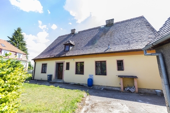 Pohled na dům ze dvorku - Prodej domu 152 m², Hoštka