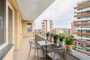 Balkon. - Prodej bytu 2+kk v osobním vlastnictví 65 m², Praha 9 - Letňany