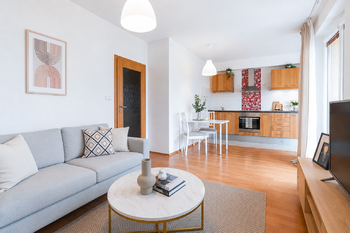 Obývací pokoj + kuchyně. - Prodej bytu 2+kk v osobním vlastnictví 65 m², Praha 9 - Letňany