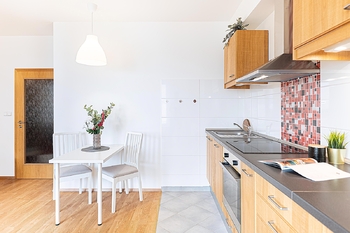 Kuchyně. - Prodej bytu 2+kk v osobním vlastnictví 65 m², Praha 9 - Letňany