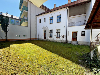 Prodej nájemního (činžovního) domu 835 m², Prachatice