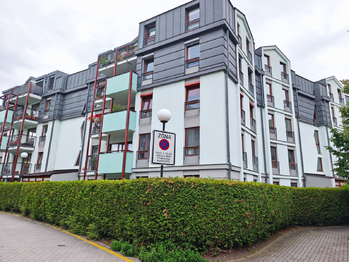 Pohled na bytový dům.  - Pronájem bytu 1+kk v osobním vlastnictví 40 m², Praha 9 - Libeň 