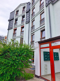 Vstup do budovy a zahrada u bytu.  - Pronájem bytu 1+kk v osobním vlastnictví 40 m², Praha 9 - Libeň