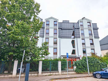 Pohled na bytový dům z ulice.  - Pronájem bytu 1+kk v osobním vlastnictví 40 m², Praha 9 - Libeň