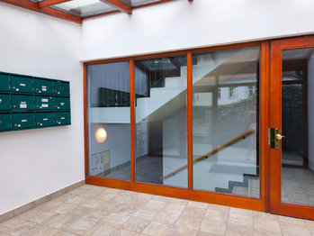 Vstup do budovy. - Pronájem bytu 1+kk v osobním vlastnictví 40 m², Praha 9 - Libeň