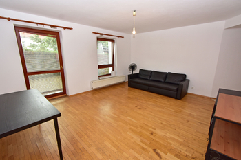 Obývací část se vstupem na zahradu.  - Pronájem bytu 1+kk v osobním vlastnictví 40 m², Praha 9 - Libeň