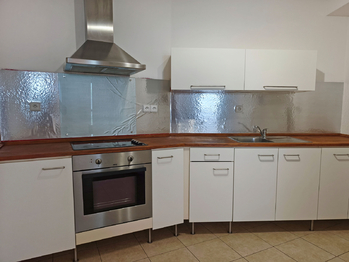 Kuchyňský a jídelní kout.  - Pronájem bytu 1+kk v osobním vlastnictví 40 m², Praha 9 - Libeň