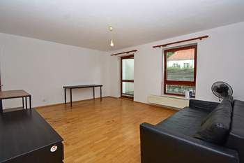 Obývací část se vstupem na zahradu.  - Pronájem bytu 1+kk v osobním vlastnictví 40 m², Praha 9 - Libeň