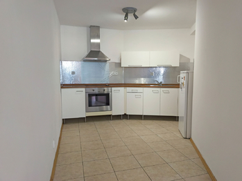 Kuchyňský a jídelní kout.  - Pronájem bytu 1+kk v osobním vlastnictví 40 m², Praha 9 - Libeň