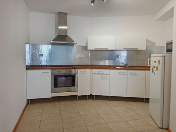 Kuchyňský a jídelní kout.  - Pronájem bytu 1+kk v osobním vlastnictví 40 m², Praha 9 - Libeň