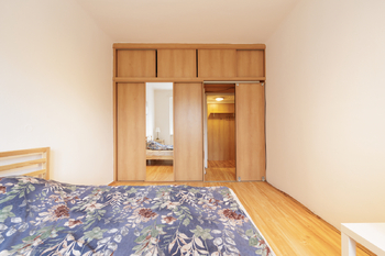 Vestavěná skříň - Prodej bytu 2+1 v osobním vlastnictví 43 m², Praha 4 - Nusle