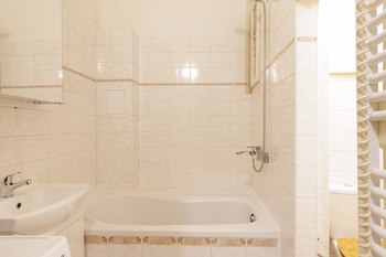 Koupelna s vanou - Prodej bytu 2+1 v osobním vlastnictví 43 m², Praha 4 - Nusle