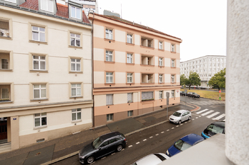 Výhled na začátek ulice - Prodej bytu 2+1 v osobním vlastnictví 43 m², Praha 4 - Nusle