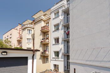 Pohled z vnitrobloku - Prodej bytu 2+1 v osobním vlastnictví 43 m², Praha 4 - Nusle
