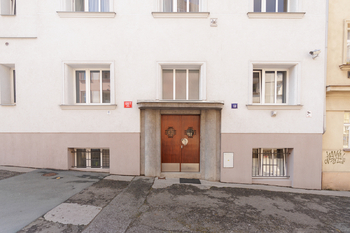 Vchod do domu - Prodej bytu 2+1 v osobním vlastnictví 43 m², Praha 4 - Nusle