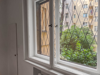 Okno do dvora - Pronájem bytu 1+kk v osobním vlastnictví 46 m², Praha 2 - Nové Město