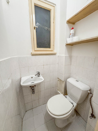 Toaleta - Pronájem bytu 1+kk v osobním vlastnictví 46 m², Praha 2 - Nové Město