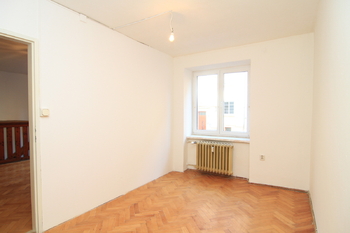 Ložnice vedle obývacího pokoje - Prodej bytu 5+kk v osobním vlastnictví 83 m², Karlovy Vary