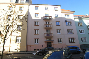 Pohled na dům z ulice - Prodej bytu 5+kk v osobním vlastnictví 83 m², Karlovy Vary
