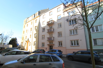Pohled na dům z ulice - Prodej bytu 5+kk v osobním vlastnictví 83 m², Karlovy Vary