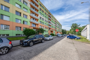Pohled na budovu - Prodej bytu 1+kk v osobním vlastnictví 27 m², Pardubice