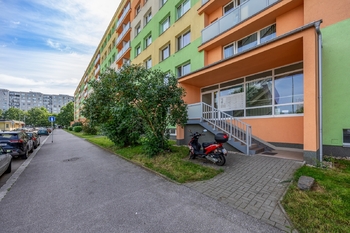 Pohled na budovu - Prodej bytu 1+kk v osobním vlastnictví 27 m², Pardubice