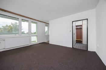 Obývací pokoj - Prodej bytu 1+kk v osobním vlastnictví 27 m², Pardubice