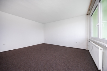 Obývací pokoj - Prodej bytu 1+kk v osobním vlastnictví 27 m², Pardubice