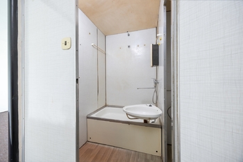 Koupelna - Prodej bytu 1+kk v osobním vlastnictví 27 m², Pardubice