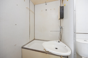 Koupelna - Prodej bytu 1+kk v osobním vlastnictví 27 m², Pardubice