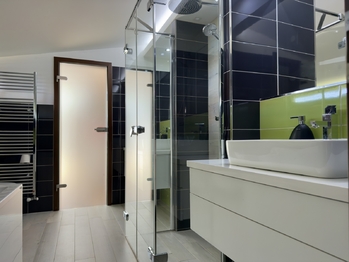 koupelna k ložnici - 2.patro - Prodej domu 248 m², Vacenovice