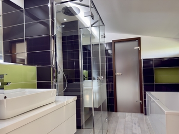 koupelna k ložnici - 2.patro - Prodej domu 248 m², Vacenovice