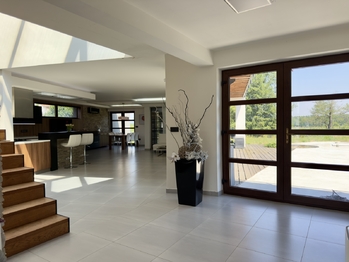 Pohled od vstupní chodby - Prodej domu 248 m², Vacenovice
