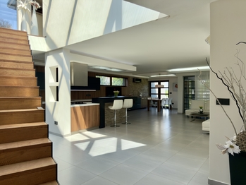 Pohled celý hlavní prostor - Prodej domu 248 m², Vacenovice